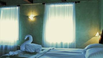 Habitación estándar con 1 cama matrimonial o 2 individuales | Escritorio, cortinas blackout, cunas gratuitas y wifi gratis