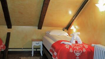 Deluxe Double Room | Minibar, desk, blackout drapes, free cribs/infant beds