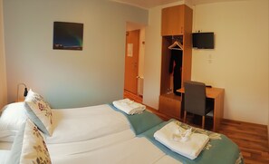 Phòng đôi hoặc 2 giường đơn, tòa nhà phụ | Bàn, màn/rèm cản sáng, nôi (giường cho trẻ sơ sinh) miễn phí