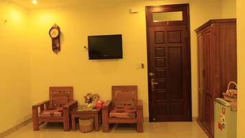 Superior Double Room, 1 King Bed, Lake View | Minibar, in-room safe, desk, blackout curtains