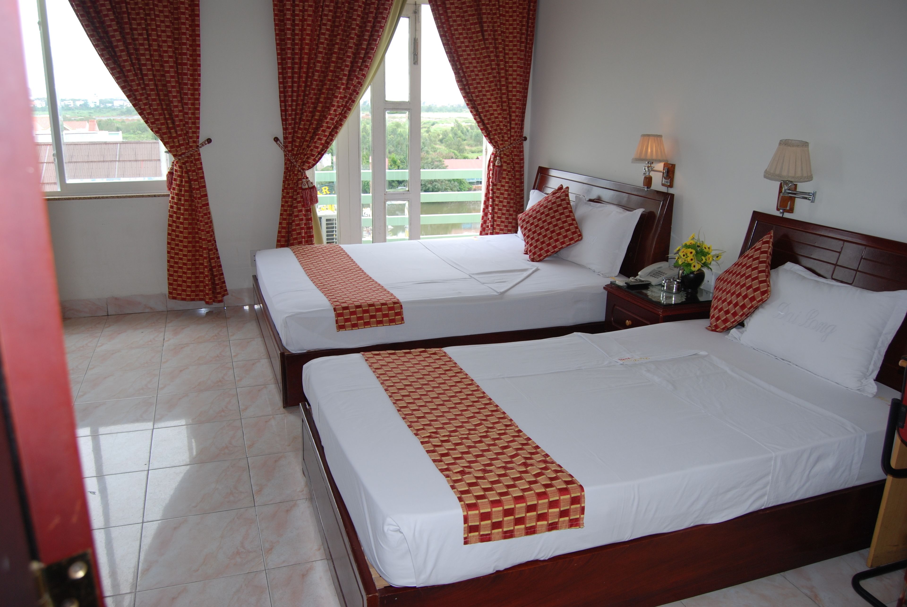 standard twin room | minibar, in-room safe, desk, blackout curtains