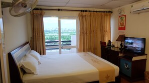 Kamar Double Superior, 1 Tempat Tidur King, pemandangan danau | Minibar, brankas, didekorasi berbeda-beda, dan meja kerja