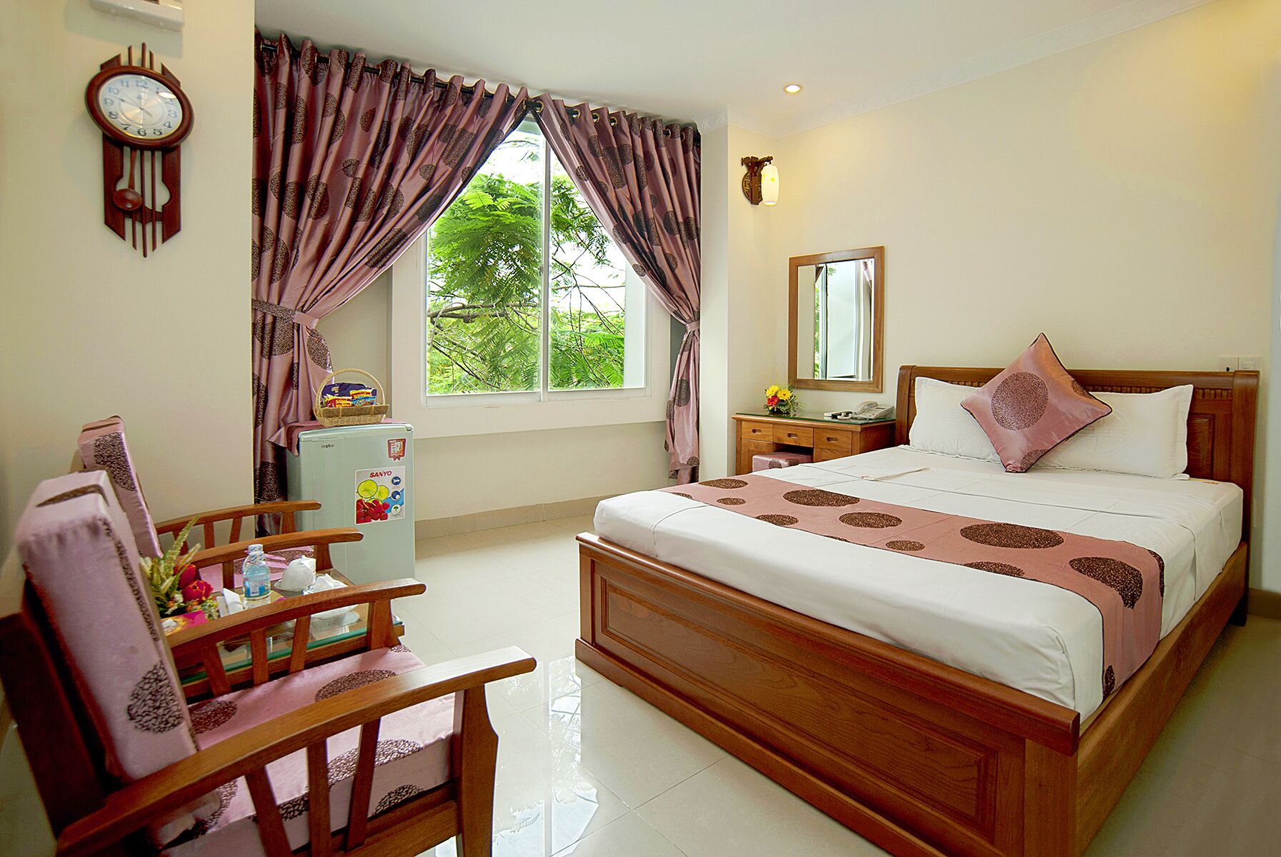 Superior Double Room | Minibar, in-room safe, desk, blackout drapes