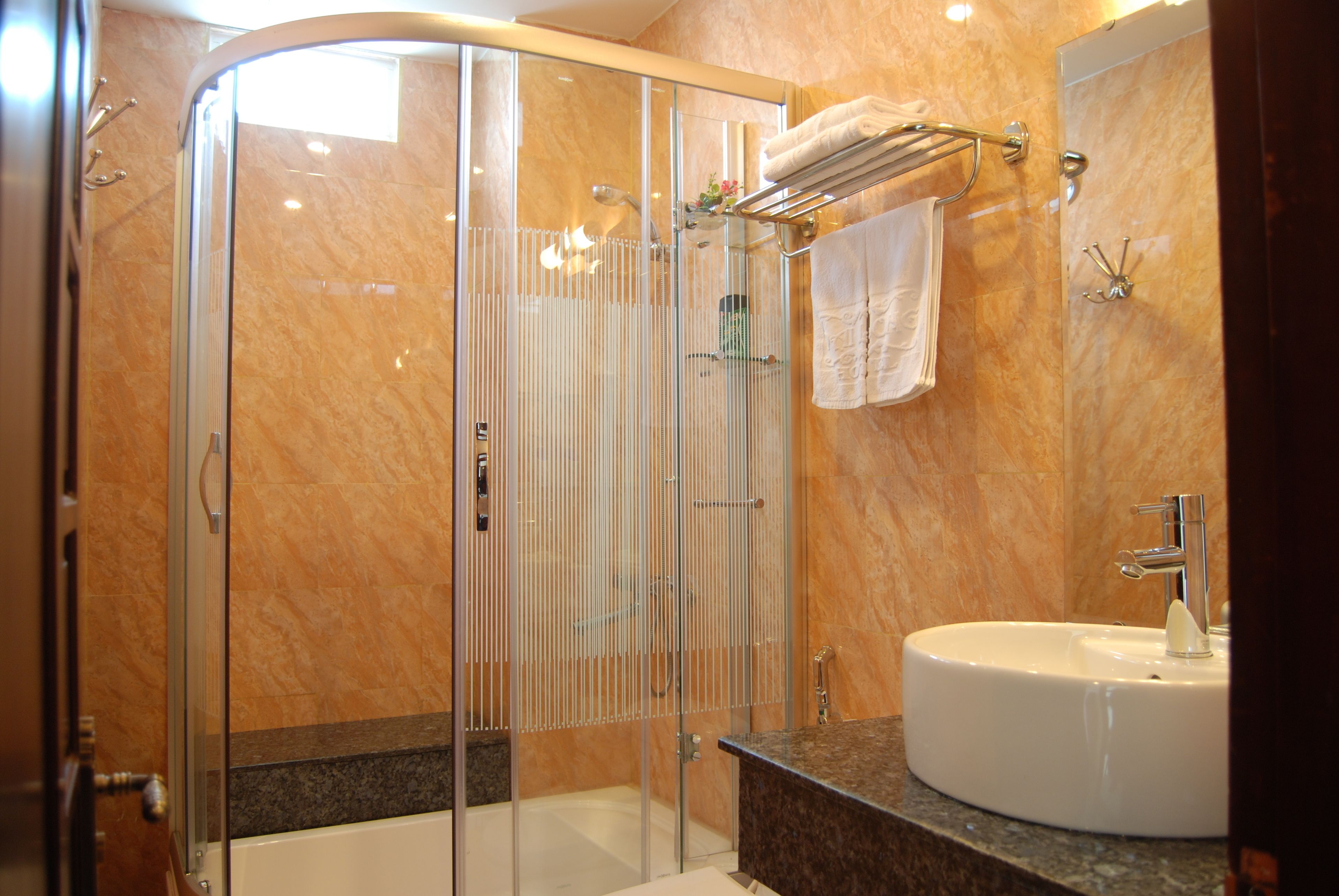 standard twin room | bathroom | deep-soaking bathtub, rainfall showerhead, free toiletries, hair dryer