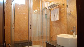 Standard Twin Room | Bathroom | Deep soaking tub, rainfall showerhead, free toiletries, hair dryer