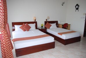 Standard-Zweibettzimmer | Minibar, Zimmersafe, Schreibtisch, Verdunkelungsvorhänge