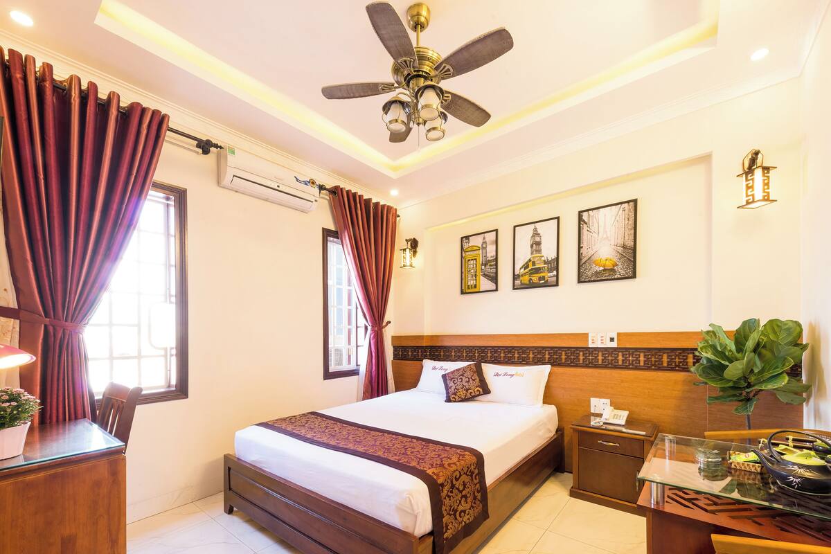 Superior Double Room | Minibar, in-room safe, desk, blackout drapes