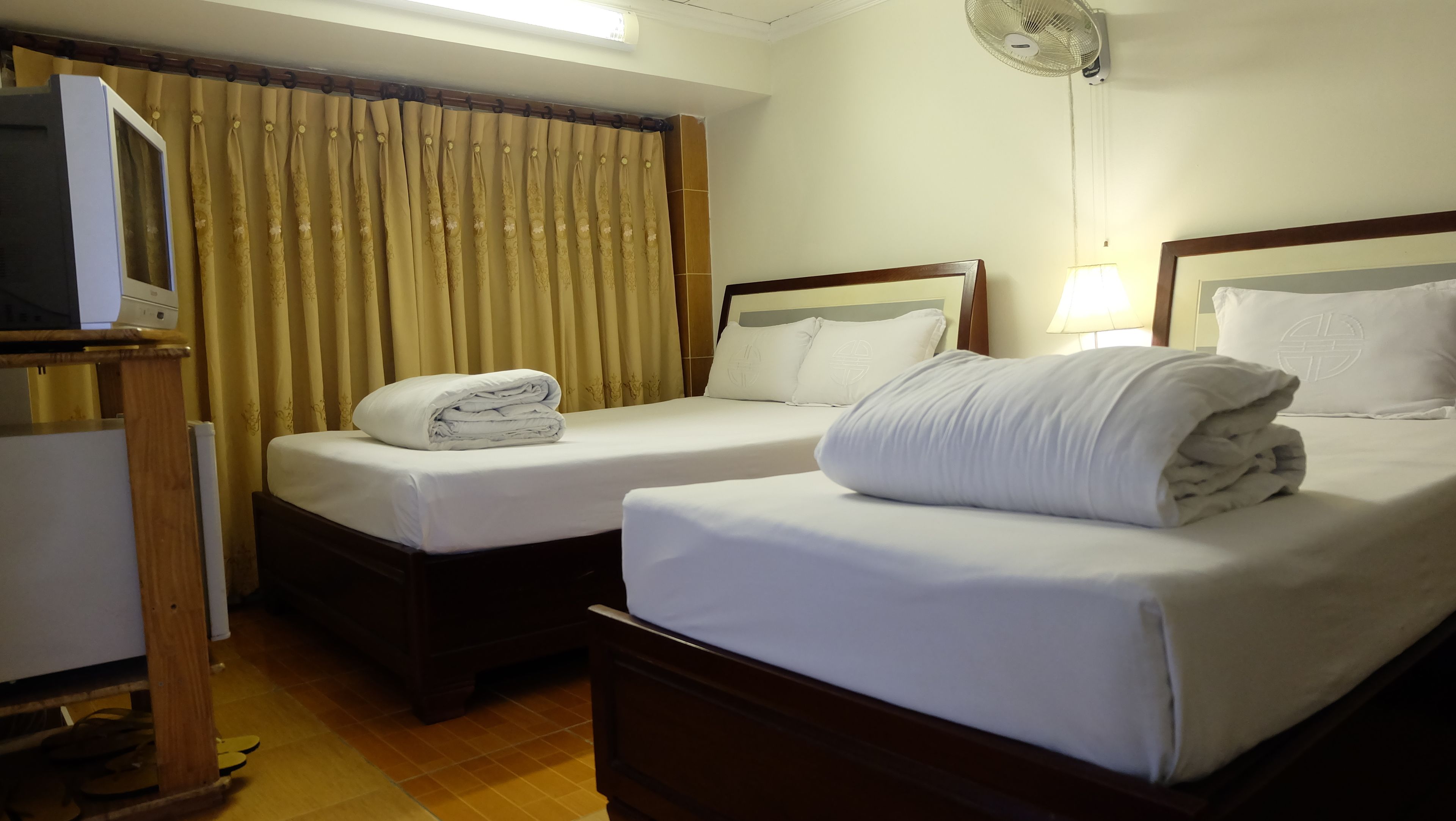 standard triple room | minibar, in-room safe, desk, blackout curtains