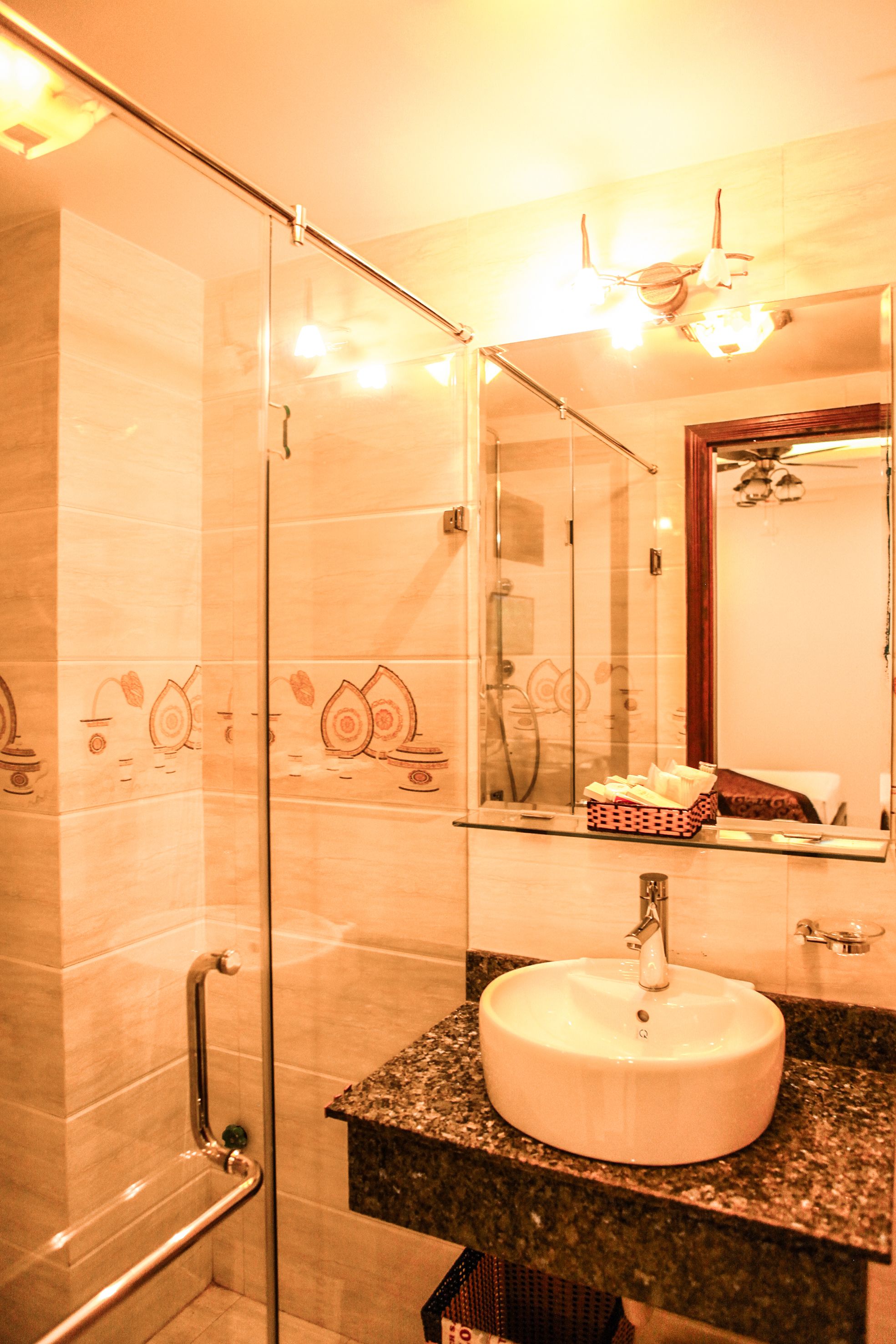 standard double room, 1 queen bed | minibar, in-room safe, desk, blackout curtains