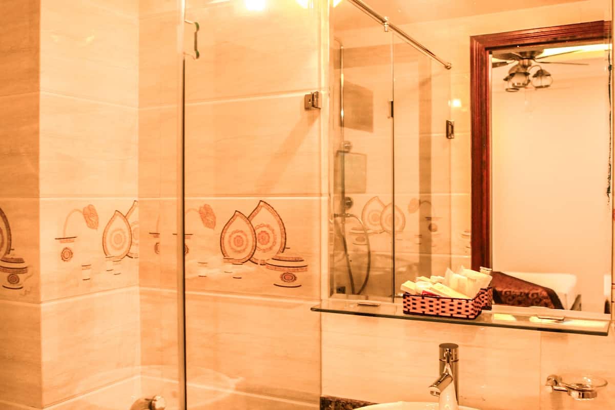 standard double room, 1 queen bed | minibar, in-room safe, desk, blackout curtains