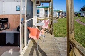 Standard Cottage - Sleeps 4 | شرفة