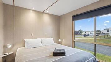 Standaard huisje | Een strijkplank/strijkijzer, beddengoed