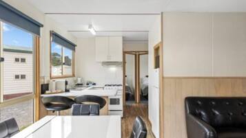 Superior Spa Cottage | Makan dalam bilik