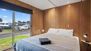Iron/ironing board, bed sheets