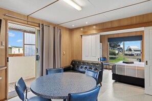 Standard-Ferienhütte (Pet Friendly) | Essbereich im Zimmer