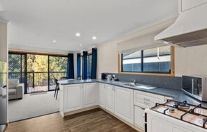 Deluxe Cabin | Private kitchen | Fridge, microwave, stovetop, electric kettle - Discovery Parks - Hobart (Risdon)