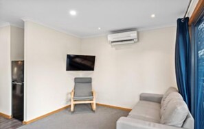 Deluxe Cabin  | Living area