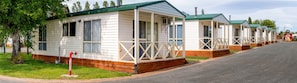A row of mobile homes with wooden decks and green roofs. - Discovery Parks - Hadspen (Hadspen)