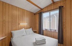 Cabaña económica (Economy Cabin - Sleeps 4 ) | Tabla de planchar con plancha y ropa de cama 