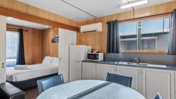 標準小屋 (Standard Cabin - Sleeps 6 ) | 私人廚房 | 雪櫃、微波爐、咖啡機/沖茶器、電熱水壺