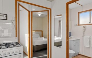 Iron/ironing board, bed sheets