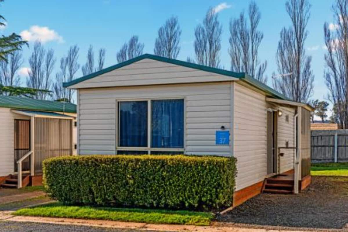 Standard Cabin - Sleeps 6 | Iron/ironing board, bed sheets