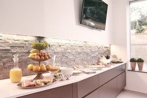 Café da manhã com buffet grátis todos os dias