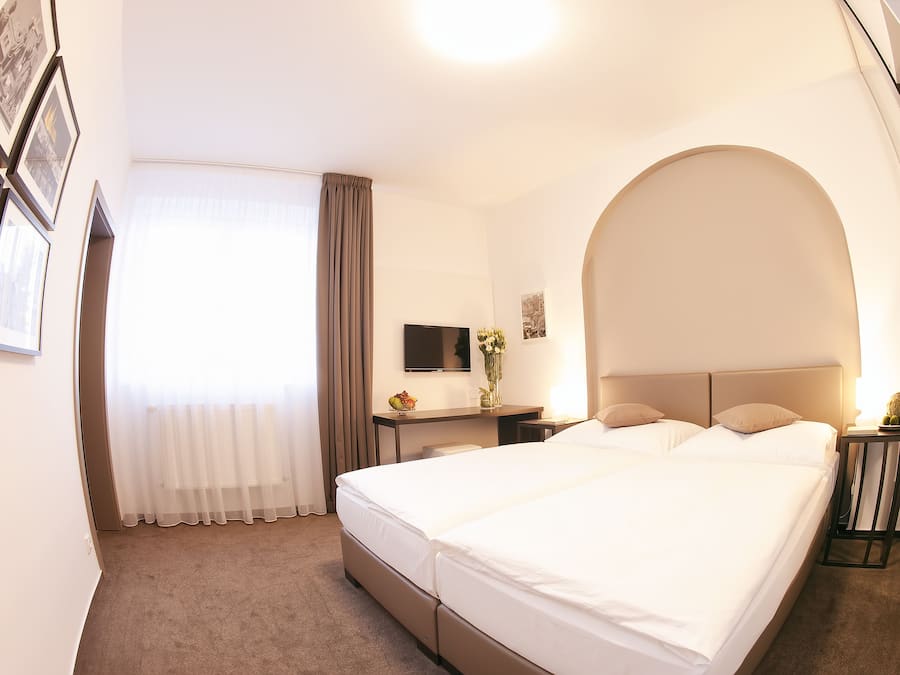 Egyptian cotton sheets, premium bedding, in-room safe