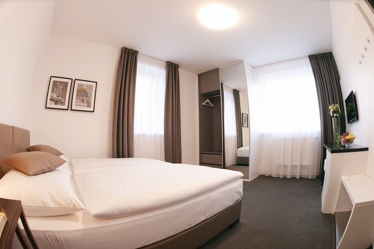 Egyptian cotton sheets, premium bedding, in-room safe