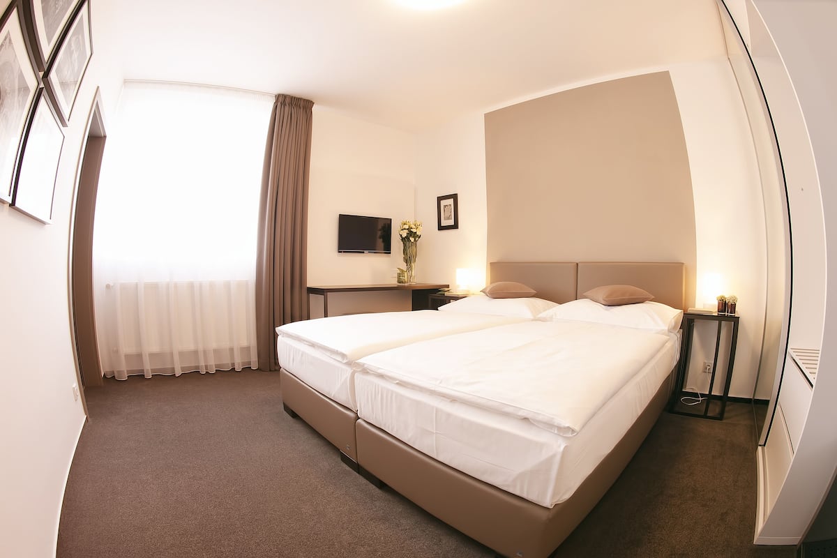Egyptian cotton sheets, premium bedding, in-room safe