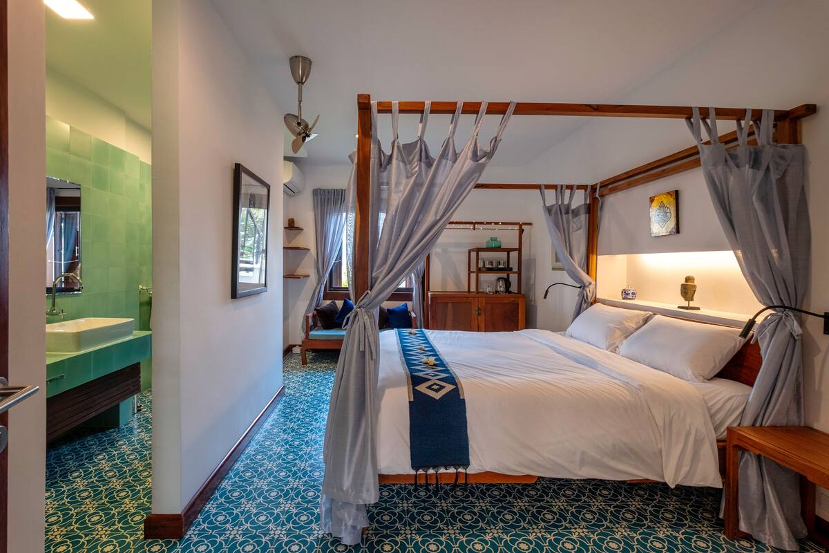 deluxe suite, 1 king bed, river view | 1 bedroom, premium bedding, pillow-top beds, minibar