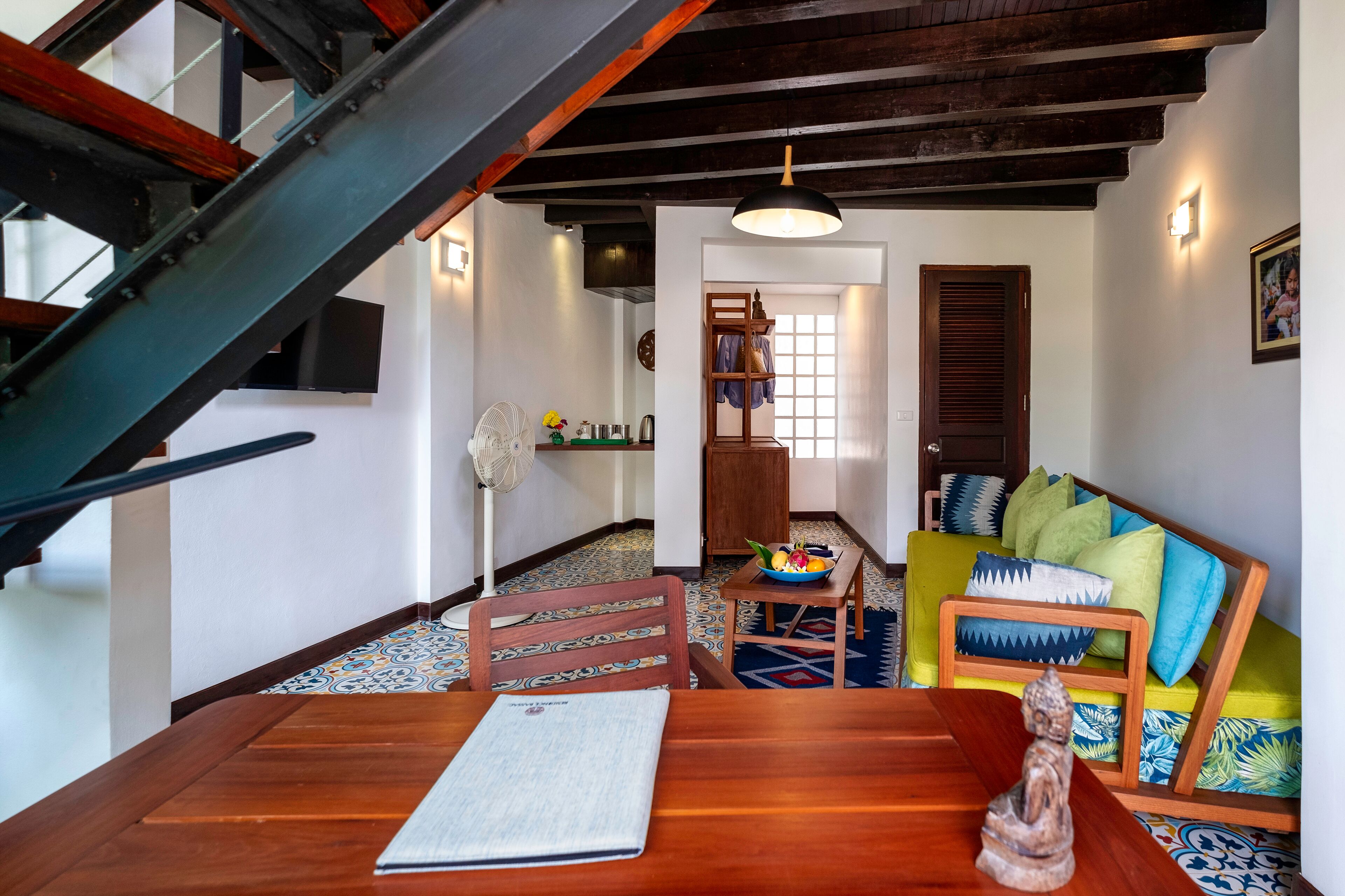 Design Suite, 1 King Bed, Garden View | Living area