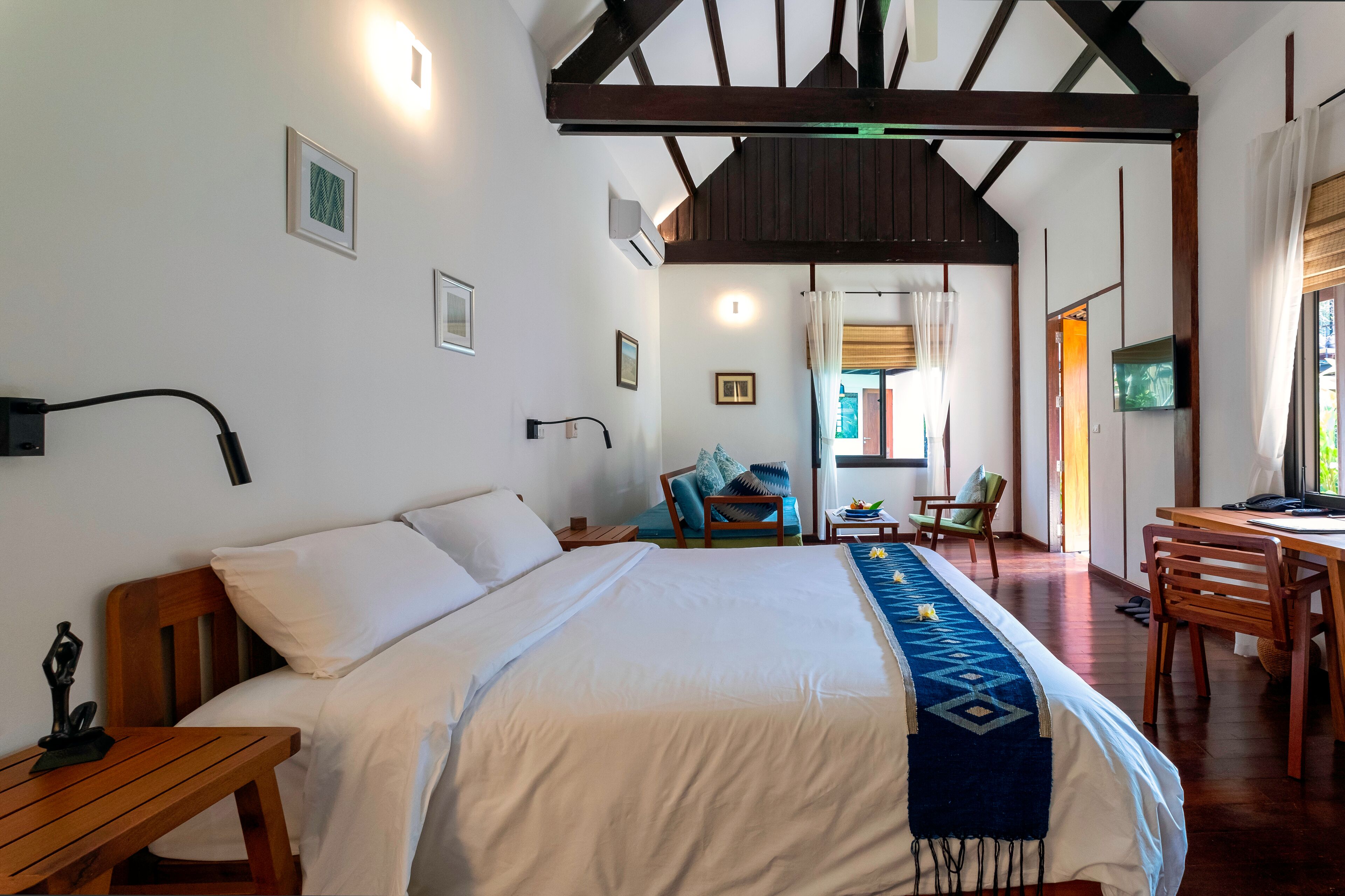 deluxe double room, 1 king bed, non smoking, garden view | 1 bedroom, premium bedding, pillow-top beds, minibar