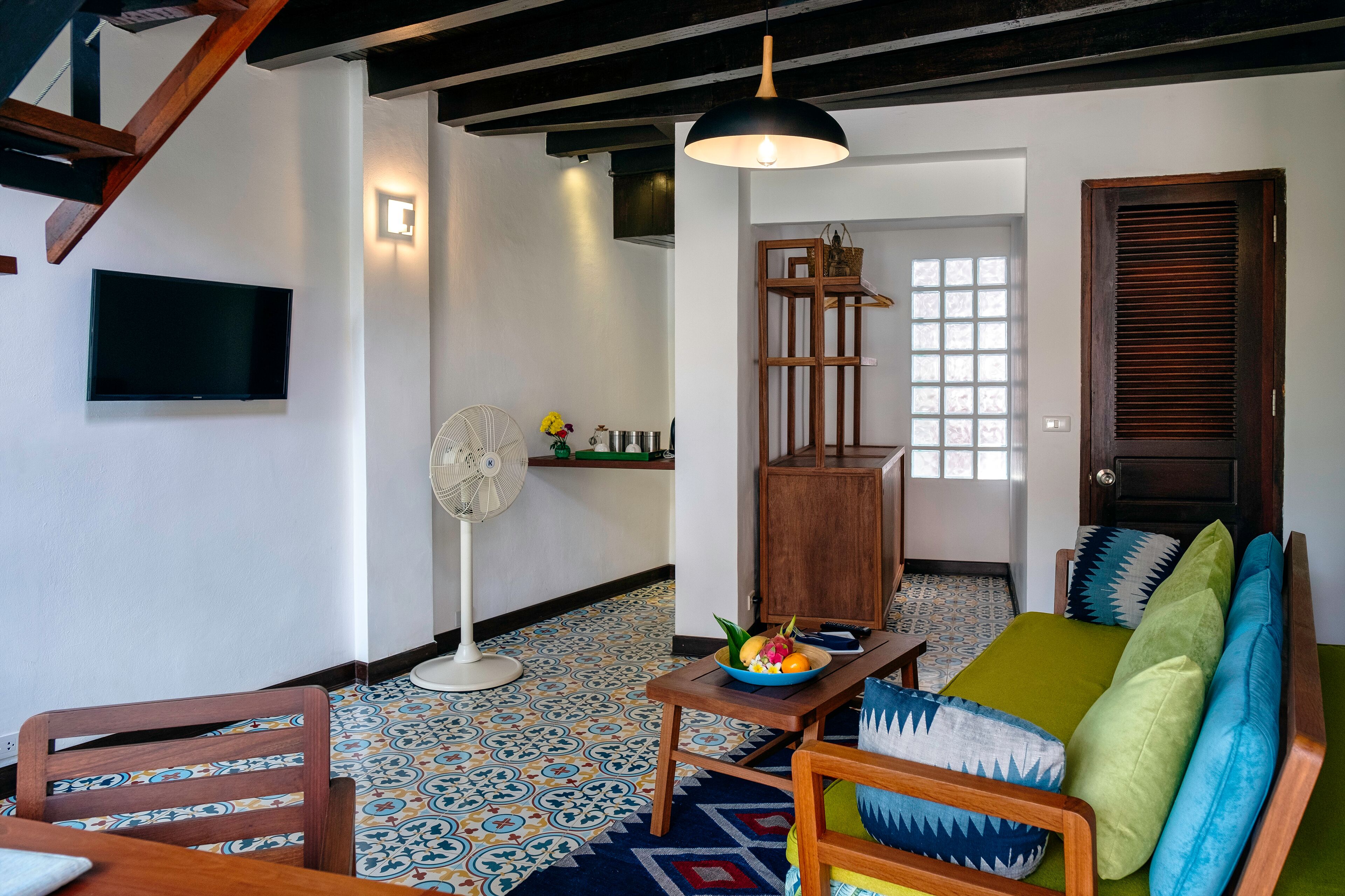 design suite, 1 king bed, garden view | living area