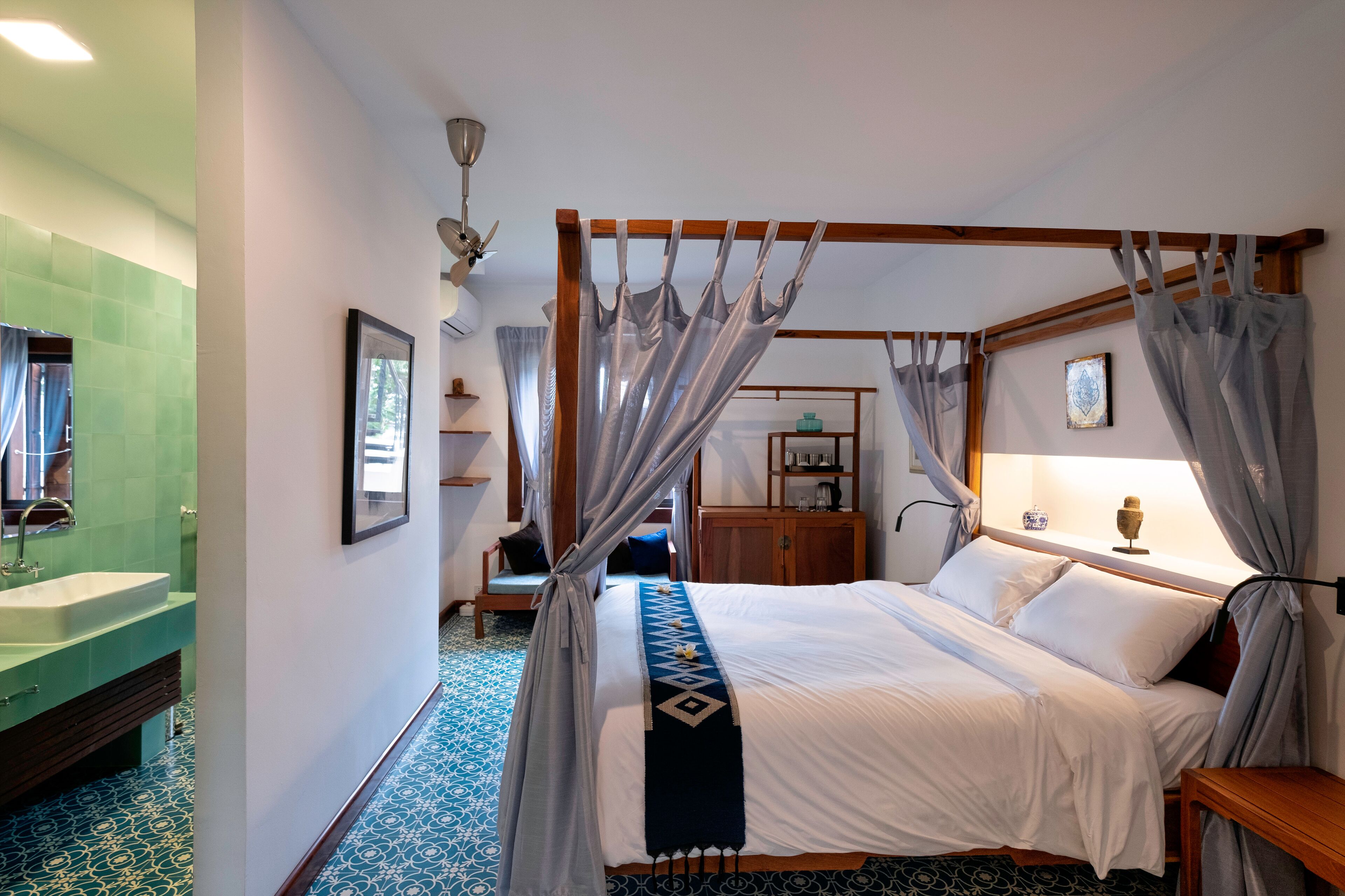 deluxe suite, 1 king bed, river view | 1 bedroom, premium bedding, pillow-top beds, minibar