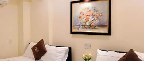 家庭雙床房 | 迷你吧、房內夾萬、書桌、隔音