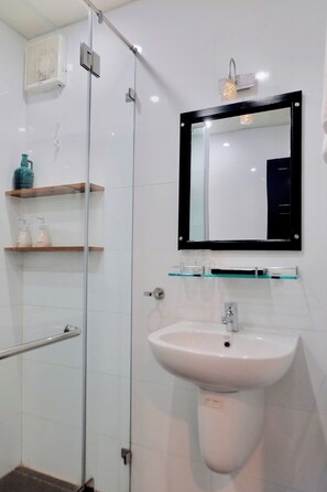 Free toiletries, hair dryer, slippers, towels - Canary Boutique Hotel (Hue)