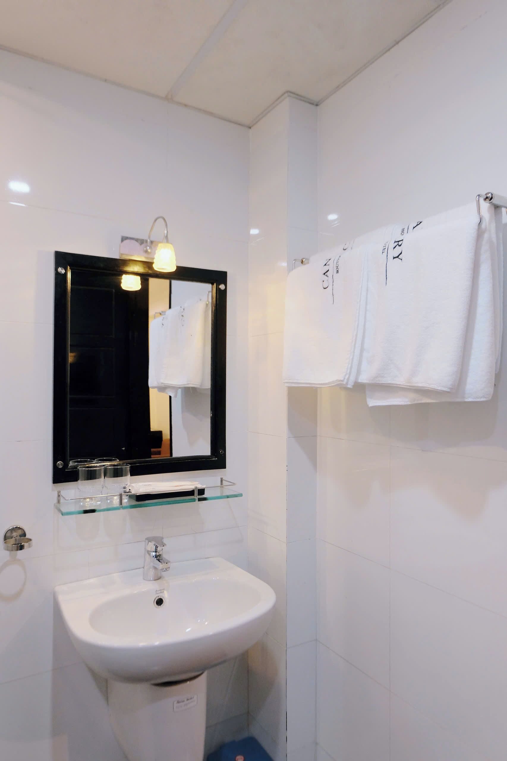 standard double room | bathroom | free toiletries, hair dryer, slippers, towels