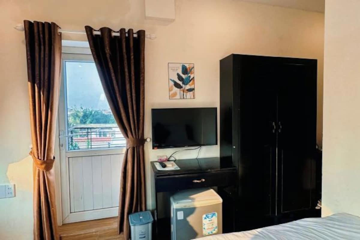 Minibar, safe på rommet, skrivebord og lydisolert