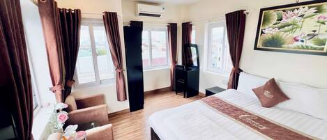 Superior tweepersoonskamer | Een minibar, een kluis op de kamer, een bureau, geluiddichte muren