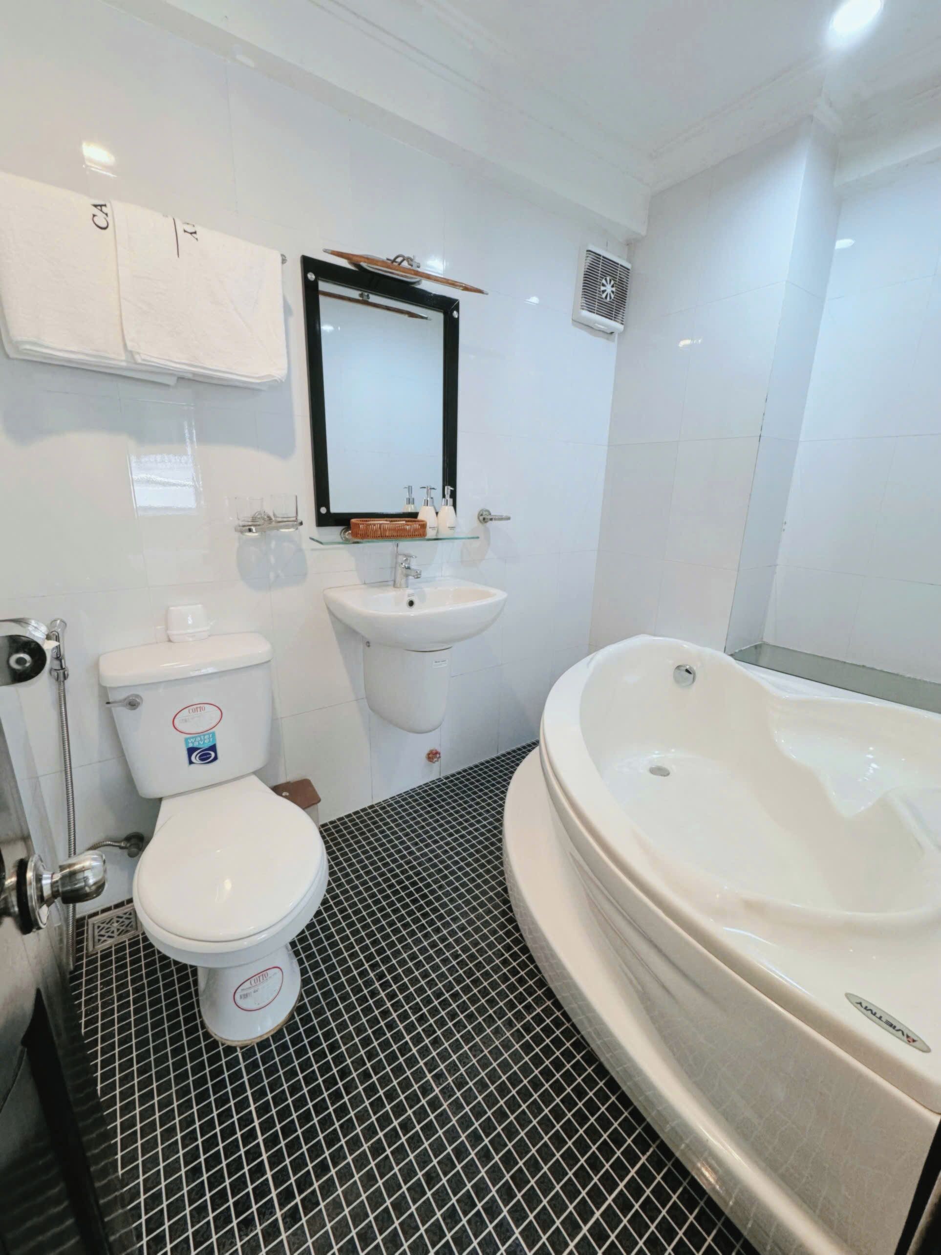 standard double room | bathroom | free toiletries, hair dryer, slippers, towels
