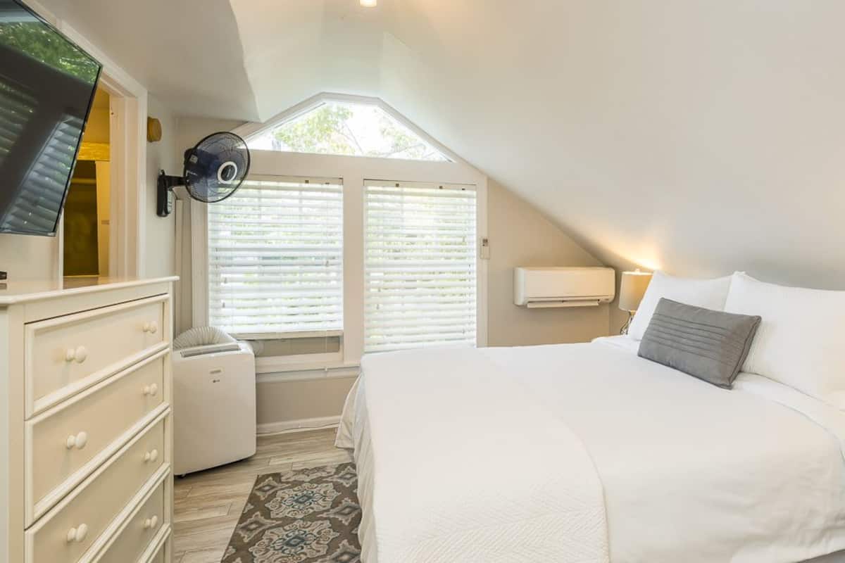 Standaard kamer, 1 queensize bed | Luxe beddengoed, individueel gedecoreerd, individueel gemeubileerd