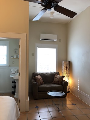 Traditional Room, 1 Queen Bed | Living area