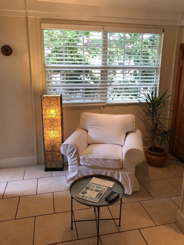Deluxe Room, 1 King Bed | Living area