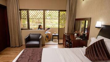 Deluxe Room | Premium bedding, in-room safe, desk, laptop workspace