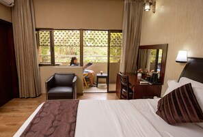 Ropa de cama de alta calidad y caja de seguridad en la habitación