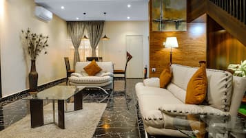 Apartamento de lujo, 2 habitaciones | Ropa de cama de alta calidad, caja fuerte, escritorio