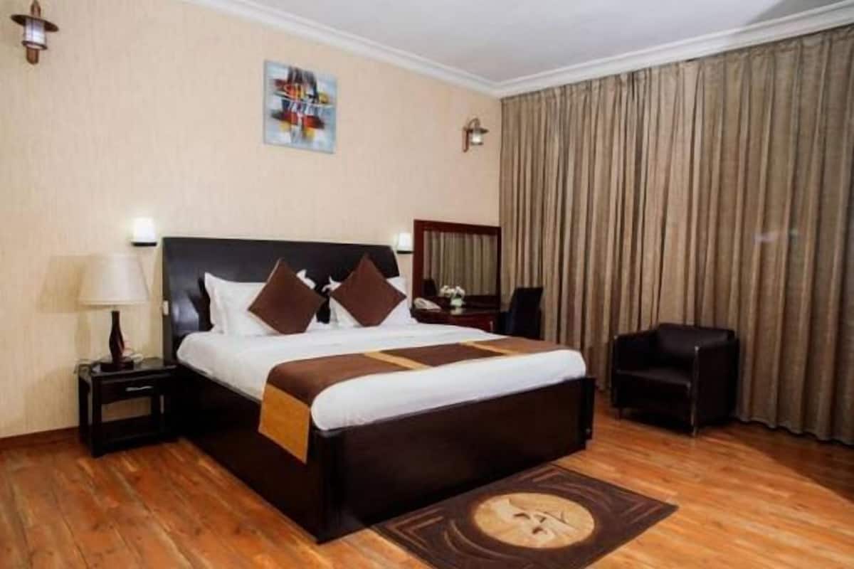 Premium bedding, in-room safe, desk, laptop workspace