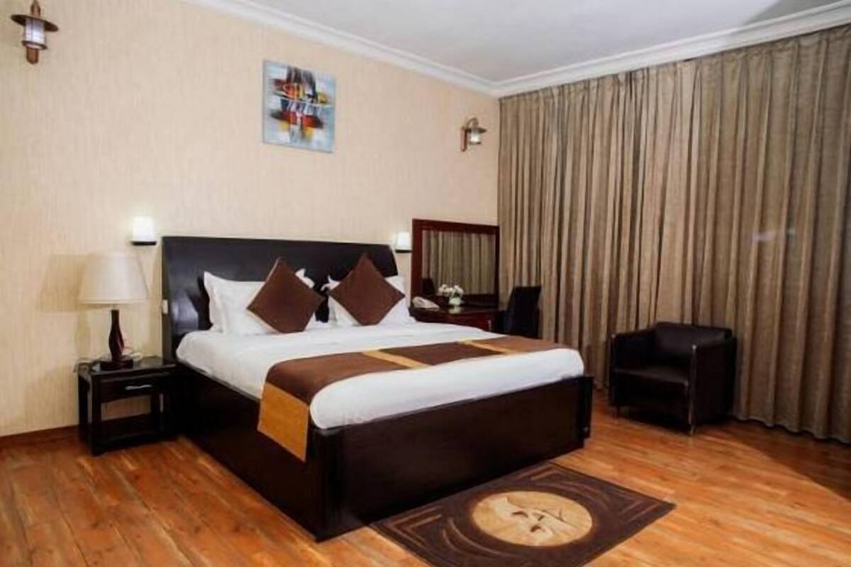Premium bedding, in-room safe, desk, laptop workspace