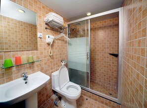 三人房 | 免费 WiFi